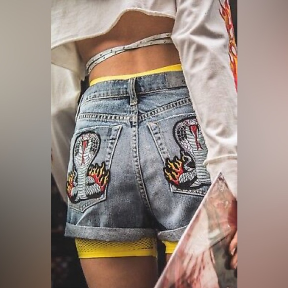 CARMAR Snake Patch Pocket High Rise Shorts 25
